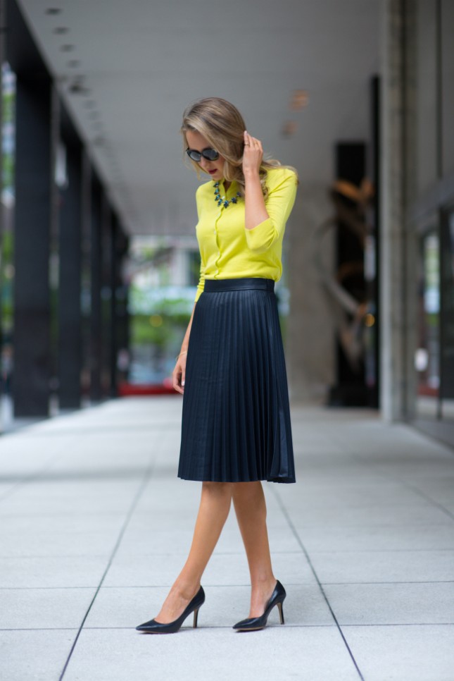 look-classy-a-pleated-skirt.