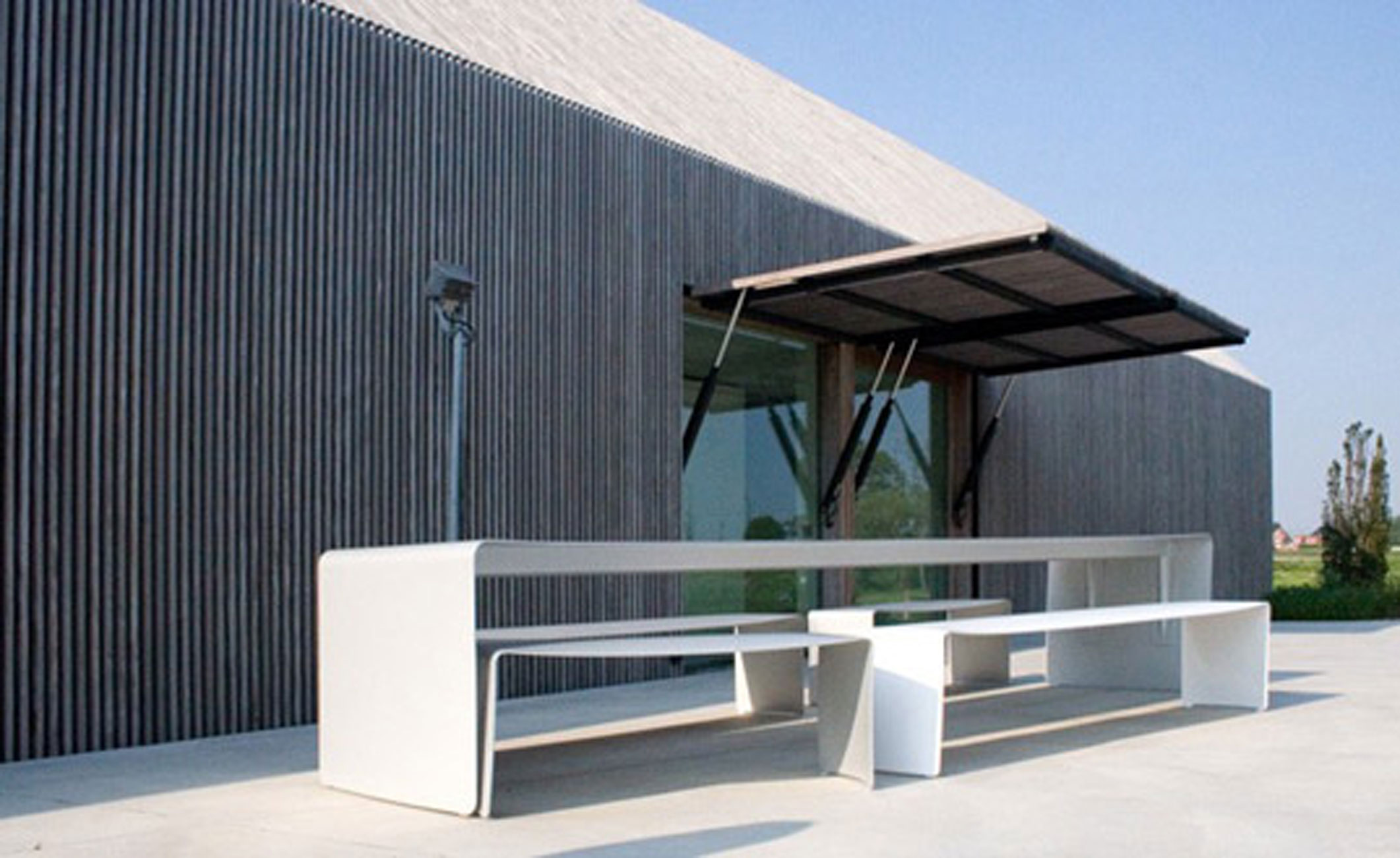 modern-home-design-sustainable-barn-house-shaped-outdoor-dining-table-modern-home-design-sustainable-barn-house-shaped-outdoor-dining-table