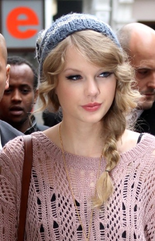 Taylor-Swift-Street-Style-Hair-Style-Side-Braid.
