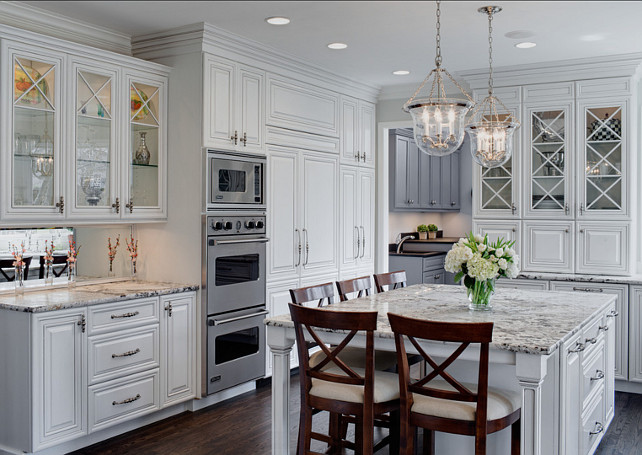 Traditional White Kitchen. White kicthen with traditional design