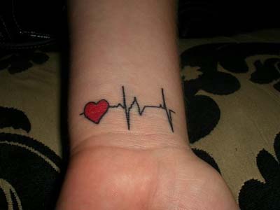 small-wrist-tattoo-heartbeat.
