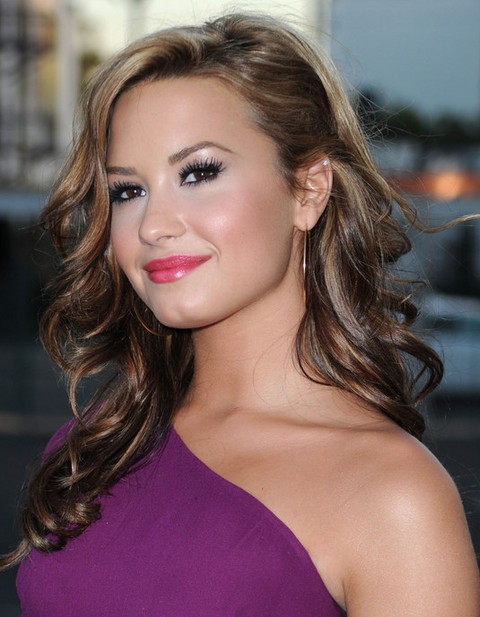 Demi-Lovato-Hairstyles-Side-parted-Long-Curls