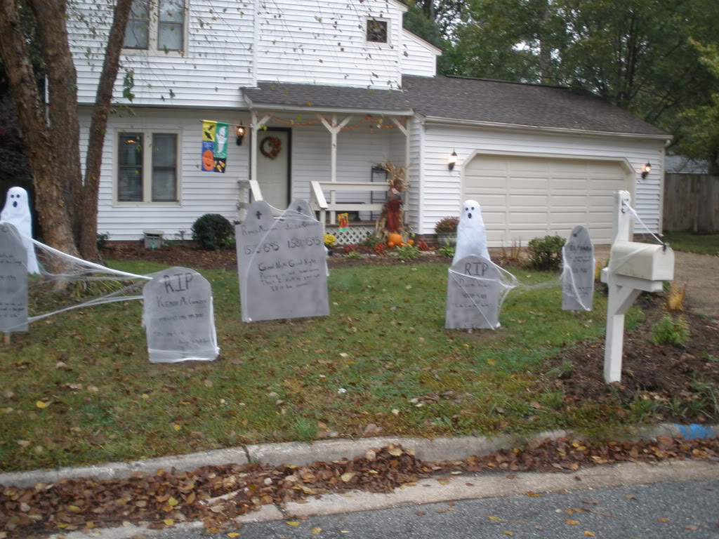 Scary-Outdoor-Halloween-Decoration.