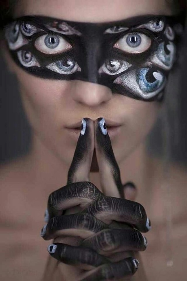 Snake-eye-mask-Makeup.