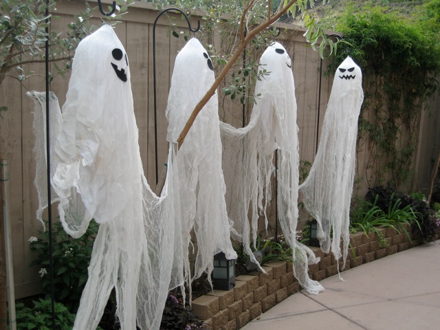 diy-outdoor-halloween-cheese-cloth-ghosts.