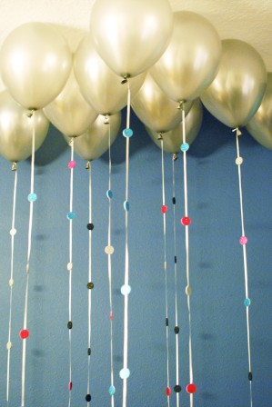 attach-sparkly-foam-circles-to-balloon-strings1