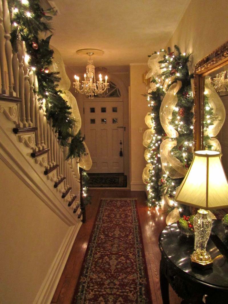 christmas-staircase-decorating-98