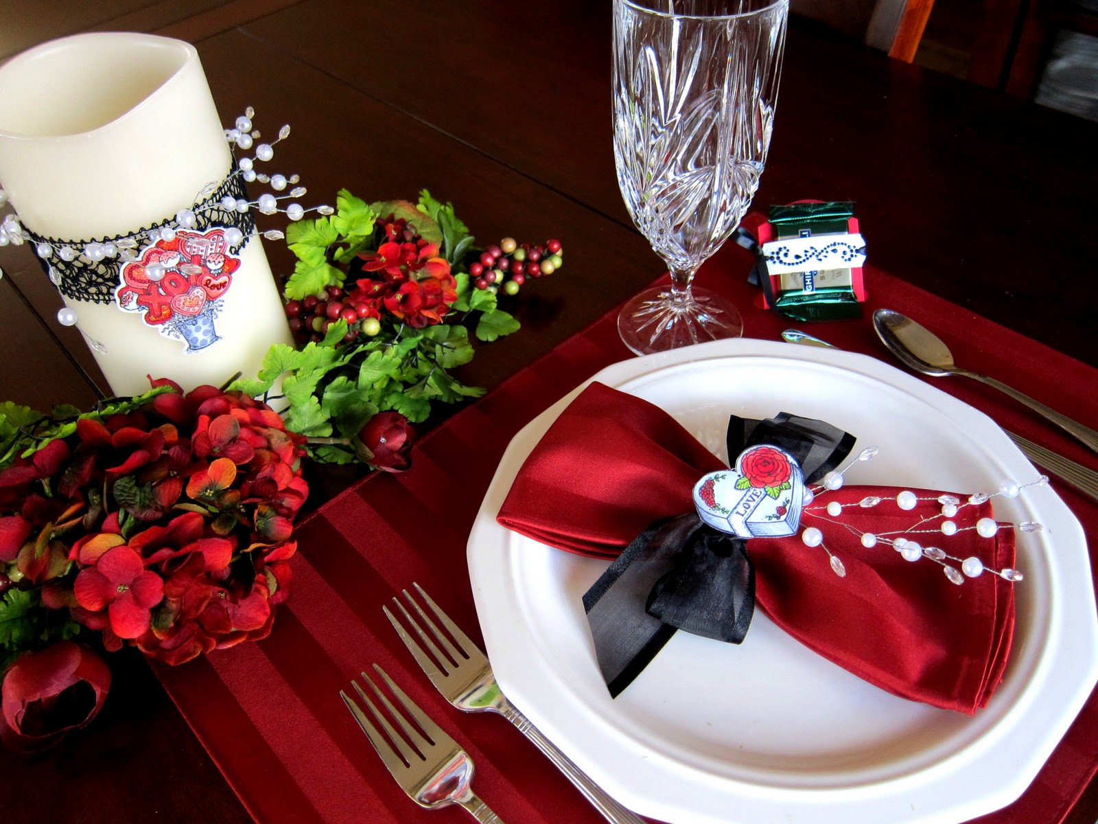 elegant-valentine-table-setting-with-ribboned-red-folding-napkin-and-red-placemat-valentine-day-table-decor-ideas