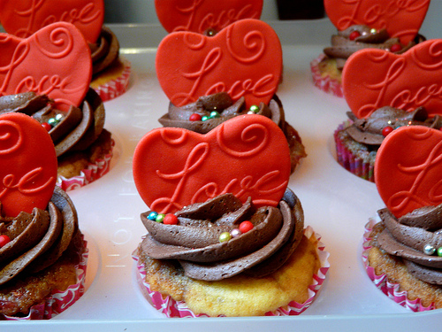 embossed-red-love-valentine-heart-cupcakes