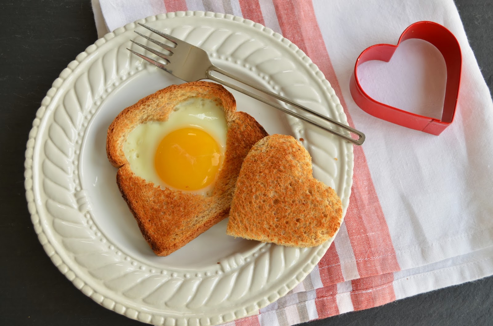 heart-shaped-foods-valentines-day-egg-toast