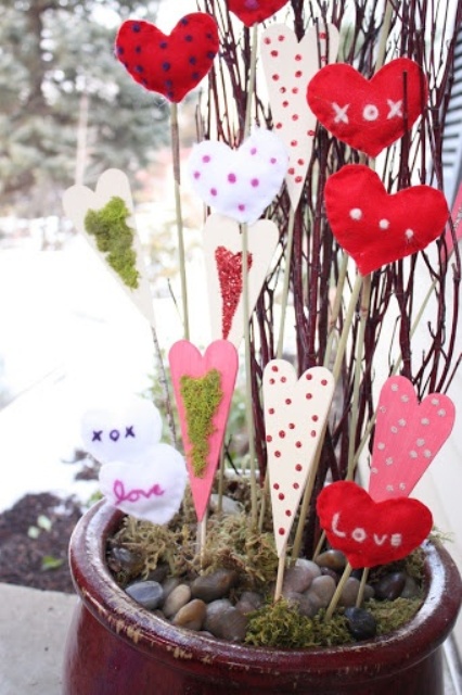 diy-outdoor-valentine-decor-with-red-heart-ideas-on-brown-pot