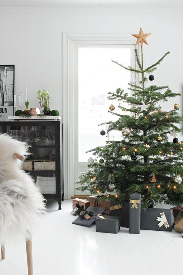 minimalist-and-modern-christmas-tree-with-gifts