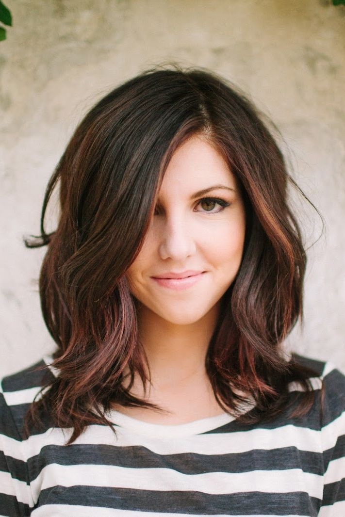 Highlighted-medium-wavy-hairstyle-with-layers