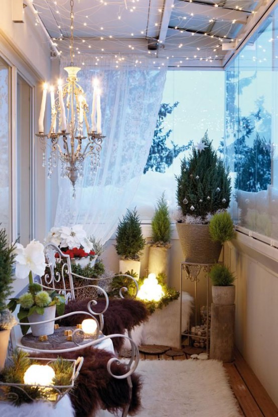 cool-christmas-balcony-decor-ideas-15
