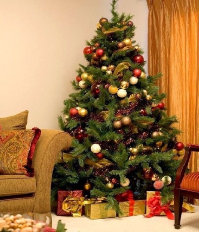 decorating-christmas-tree-burlap