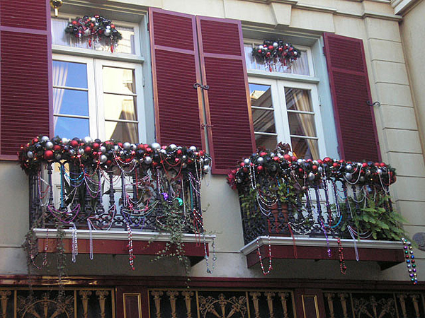small-christmas-balcony-decor-ideas