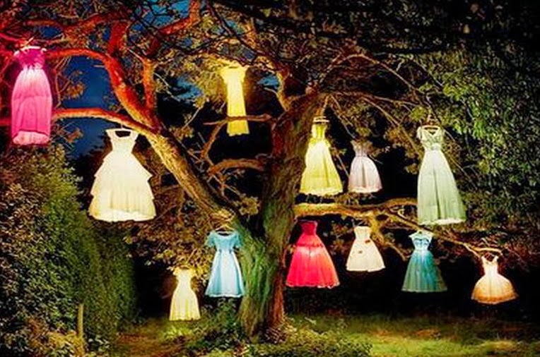Beautiful-and-Easy-Outdoor-Halloween-Decoration-Ideas-with-Colorful-Lanterns-On-the-Trees