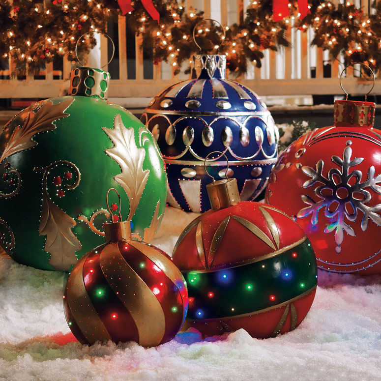 Exterior-Christmas-Decorating-Ideas-with-Giant-Ornament