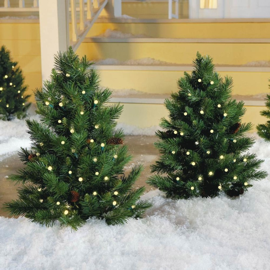 fresh-green-outdoor-christmas-tree-decorating-ideas-