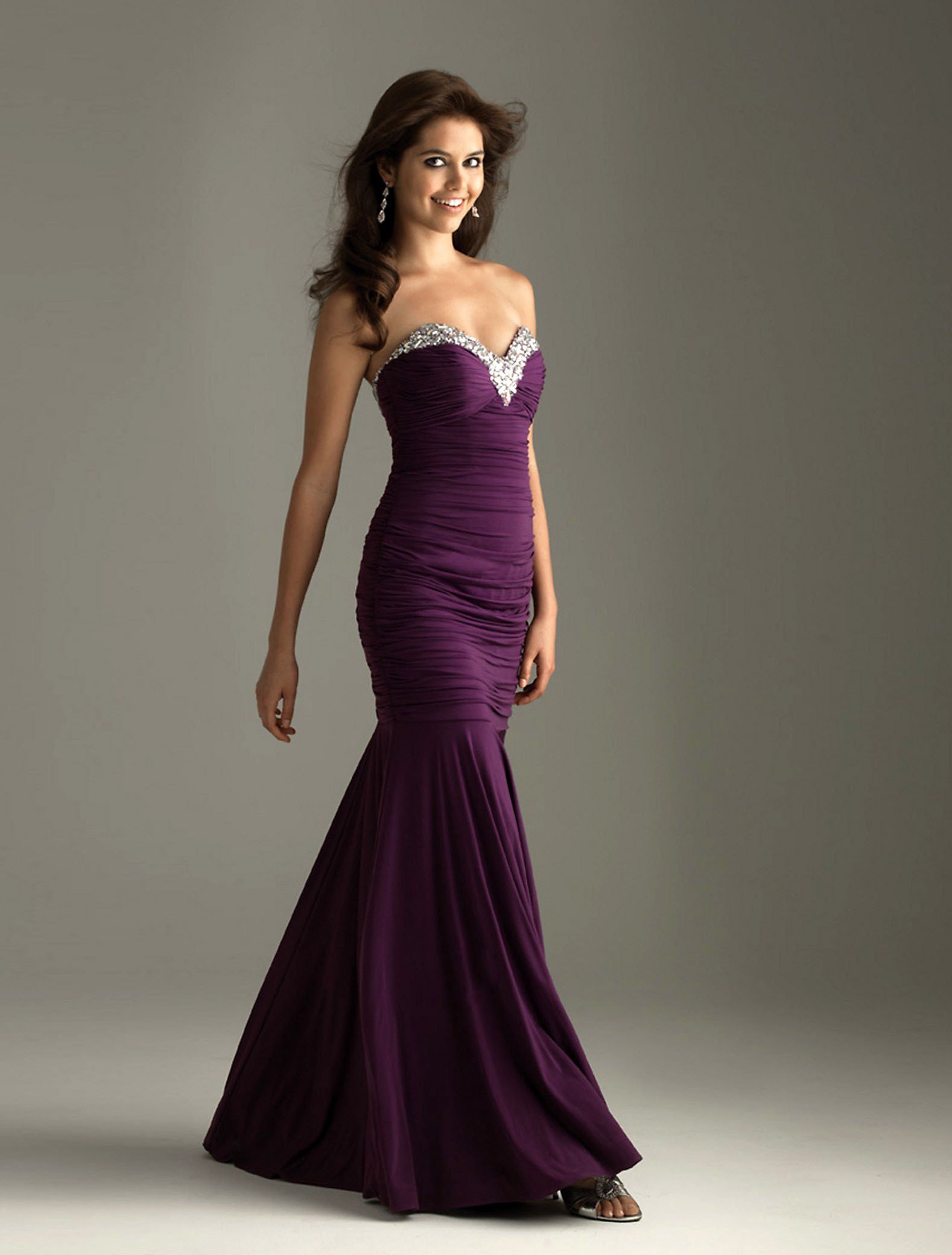 ADD GLAMOUR TO THE OCCASSION BY BEAUTIFUL EVENING DRESSES