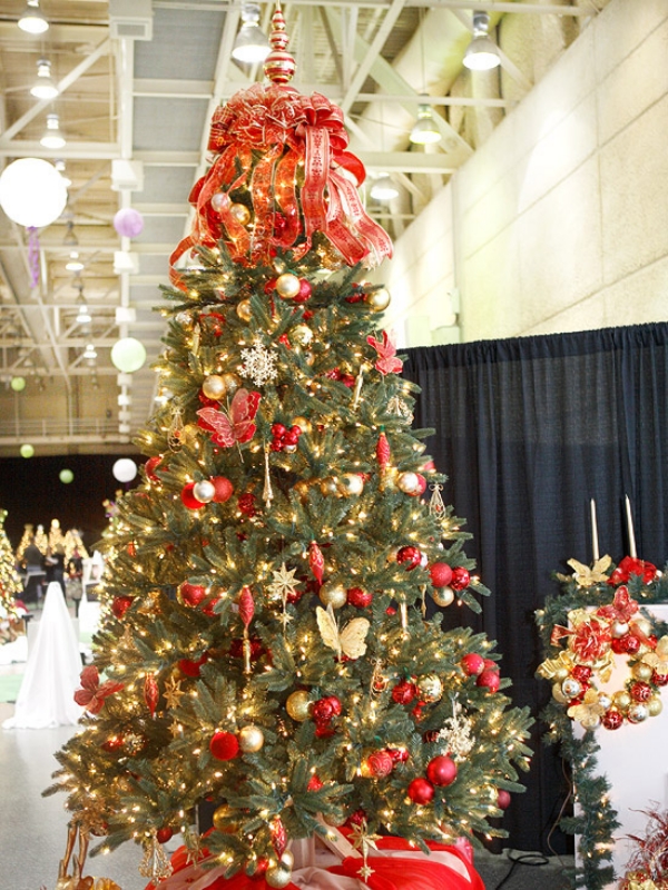 red-and-gold-christmas-tree-decorations-