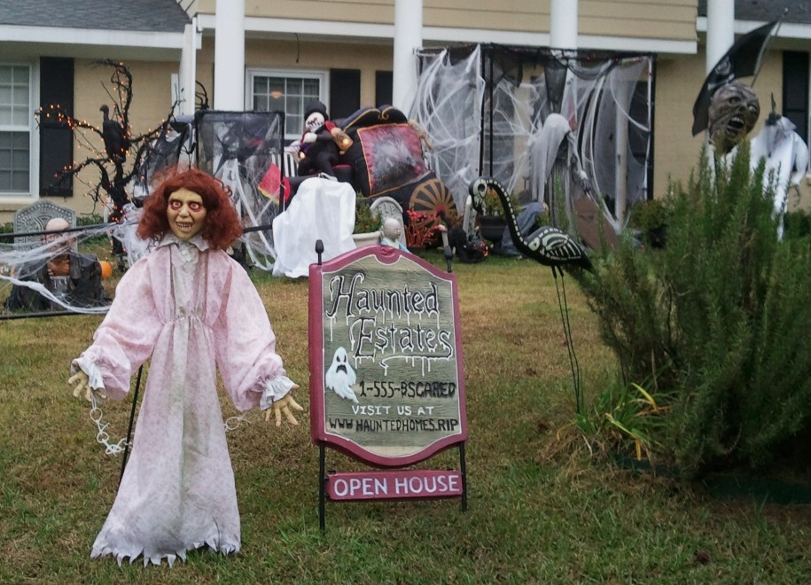 scary-halloween-yard-decoration-with-scary-doll-and-spider-net-replica-also-bat-replica-and-ither-halloween-ornament-