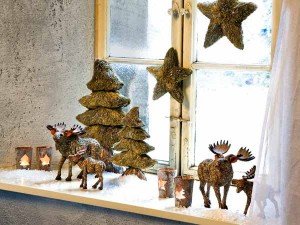 COZY WINDOW DECORATION INSPIRATIONS FOR THE FESTIVE EVE…..