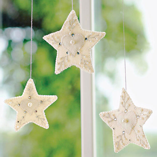 DIY-Easy-Christmas-crafts-ideas-felt-stars-decorate-window.