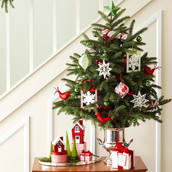Tabletop-Christmas-tree-corridor-traditional-colours-decoration