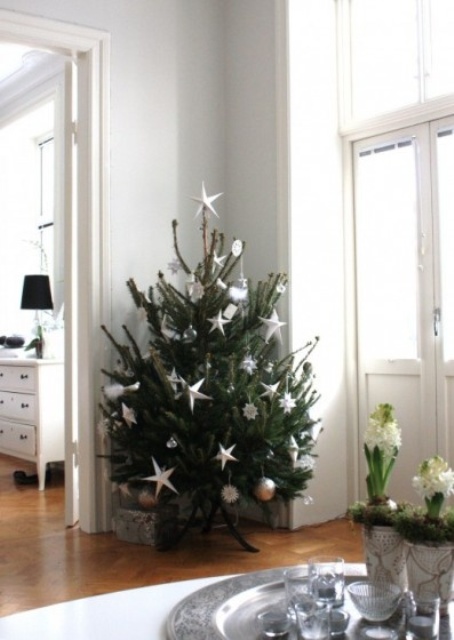 space-saving-christmas-trees-for-small-spaces-16.