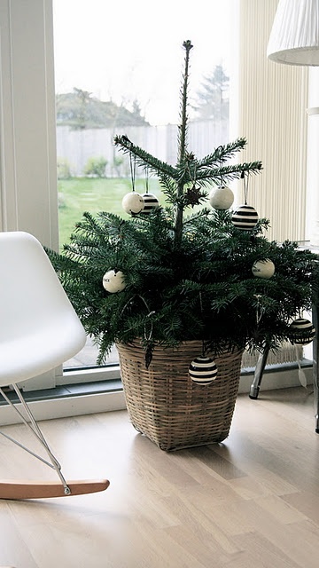 space-saving-christmas-trees-for-small-spaces-25