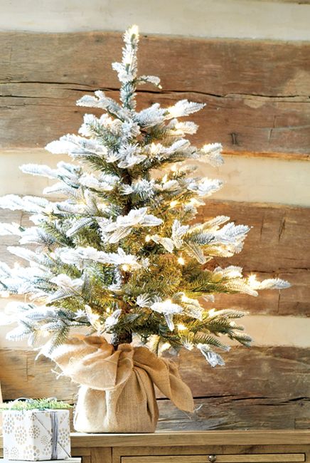 space-saving-christmas-trees-for-small-spaces-37