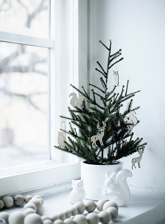 space-saving-christmas-trees-for-small-spaces-8-