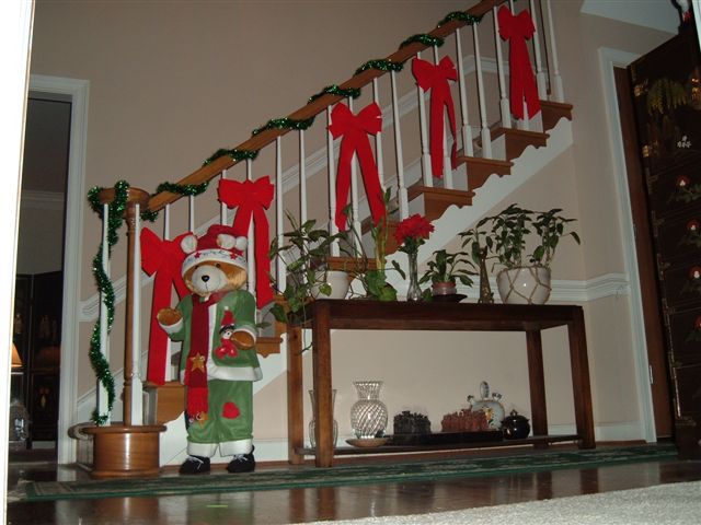 staircase-decoration-for-christmas
