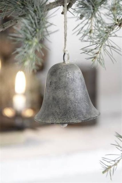stylish-christmas-decor-ideas-in-all-shades-of-grey-25