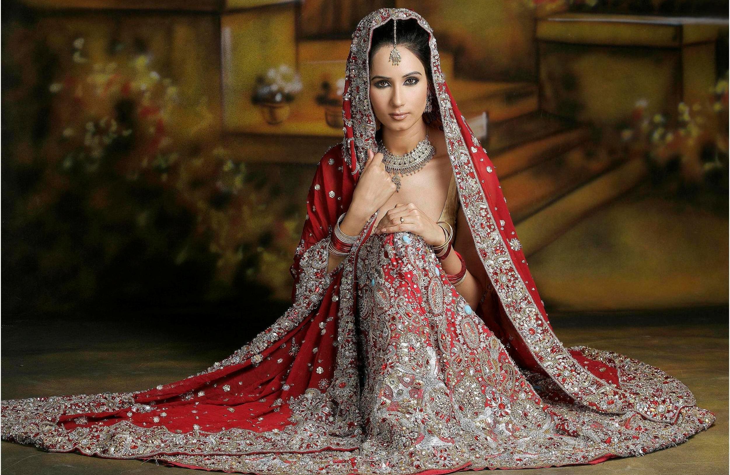 Indian-bride-in-traditional-indian-wedding-gown