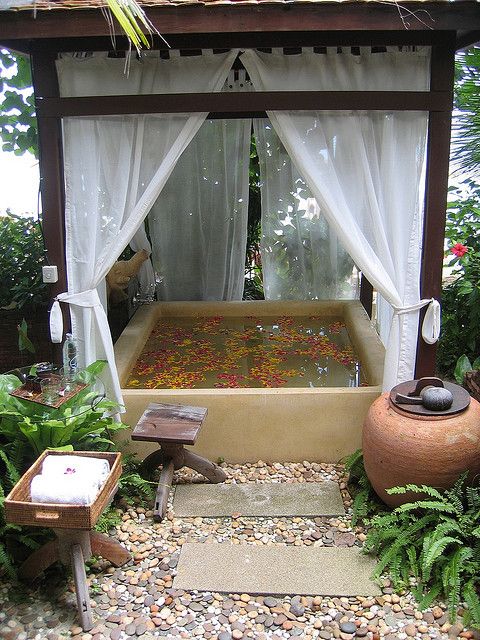 Outdoor-Spa-Ideas-For-Your-Home-1