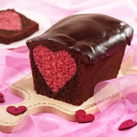 chocolate-cake-with-a-surprise-heart-inside.