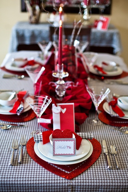 romantic-valentines-day-table-settings-