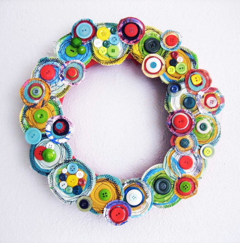 simple-christmas-decorating-ideas_creative-christmas-wreath-arrangement-made-from-colorful-buttons-decoration-ideas_diy-buttons-wreath-christmas-door-decoration-