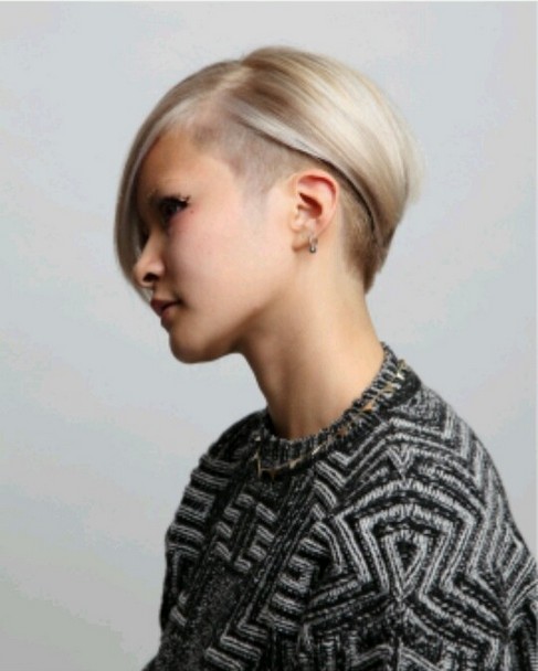 Deep-Parted-Platinum-Bob-Undercut-Hairstyle-for-Mide-length-Straight-Hair.