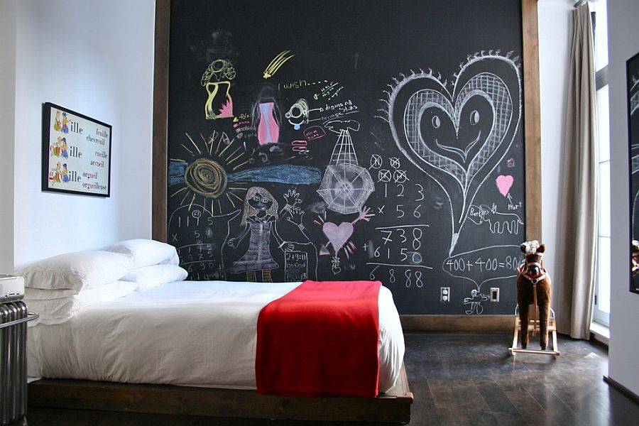 Fun-chalkboard-wall-for-the-small-kids-bedroom.