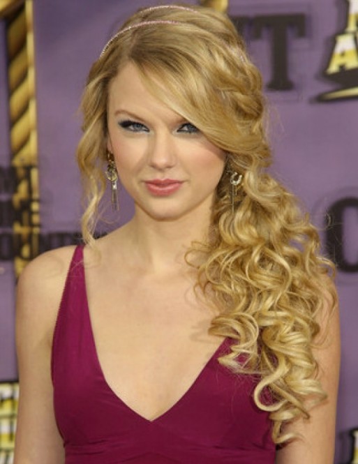 Long-Blonde-Curly-Hairstyle-for-Prom