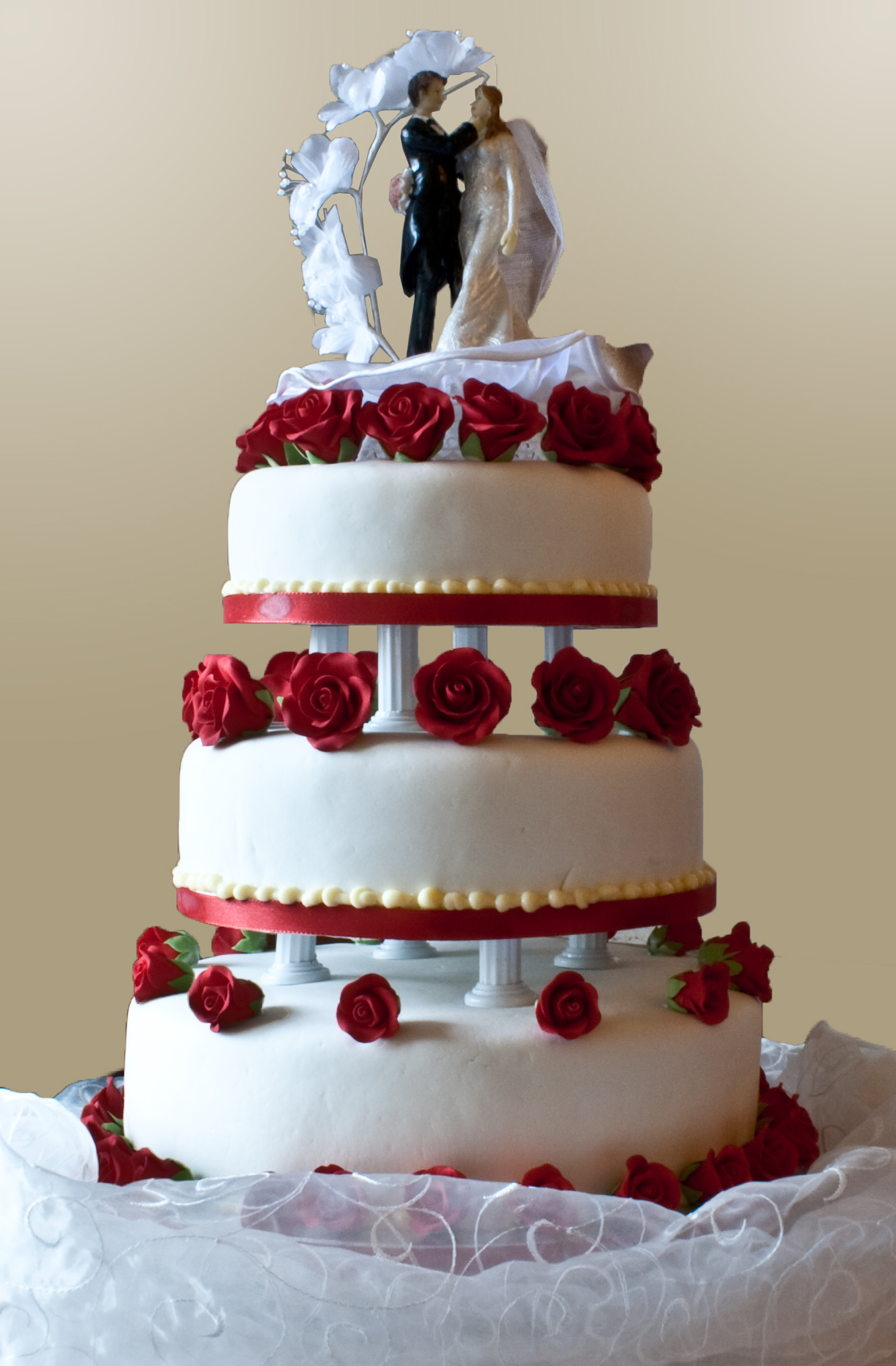 Wedding_cake_with_pillar_supports,_