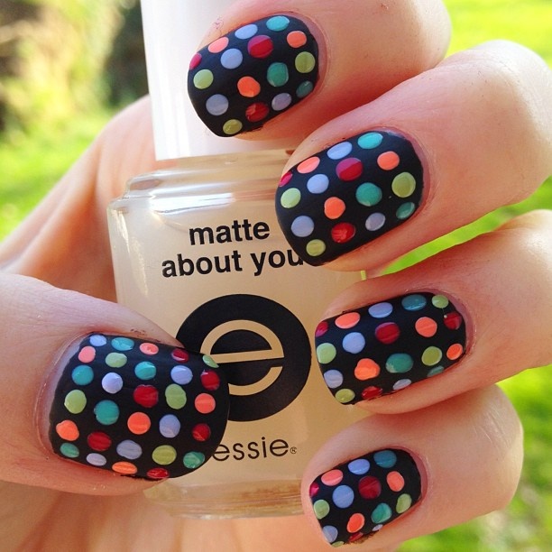 polka-dots-nail-art.