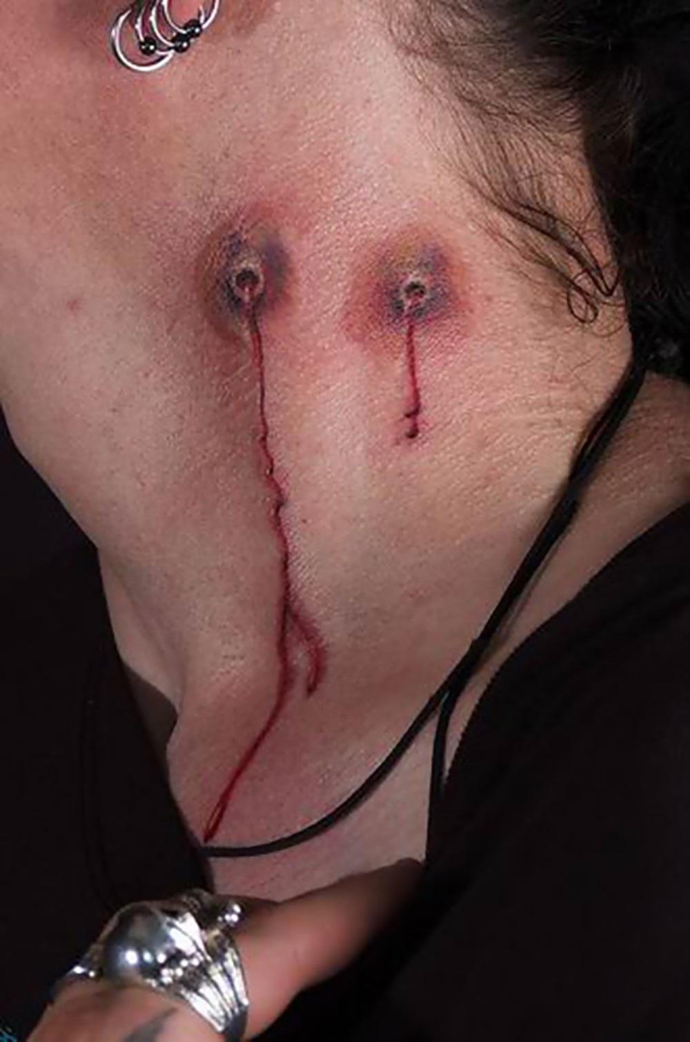 vampire-bite-neck-tattoo-