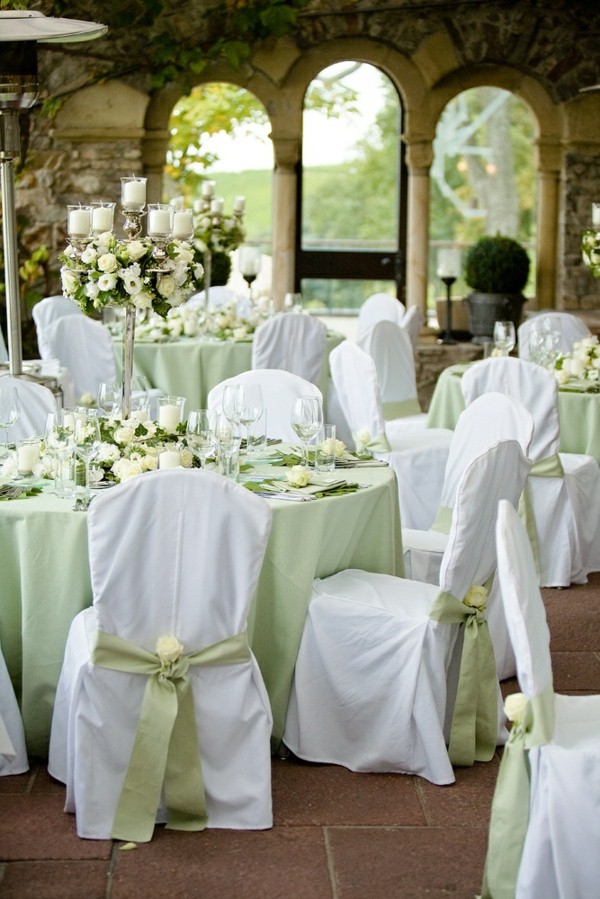 wonderful-table-decoration-in-green-and-white-wedding.