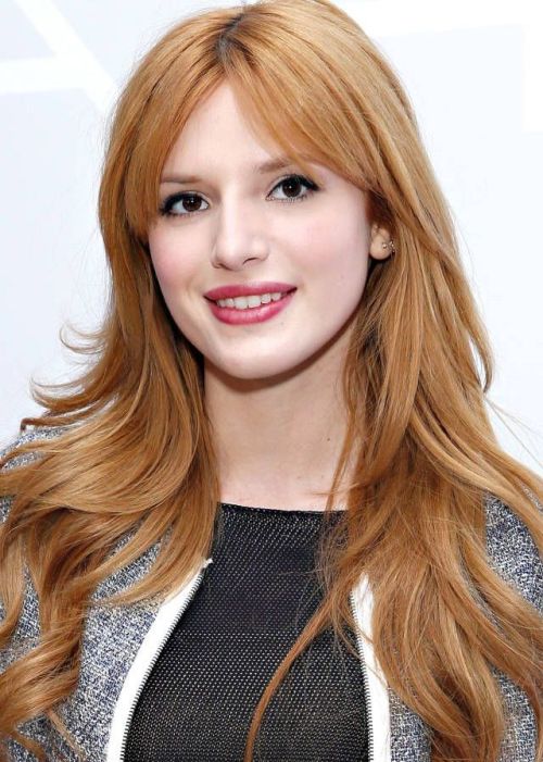 Teen-model-and-actress-Bella-Thorne-looks-sublime-with-her-long-wavy-layers-and-cute-side-