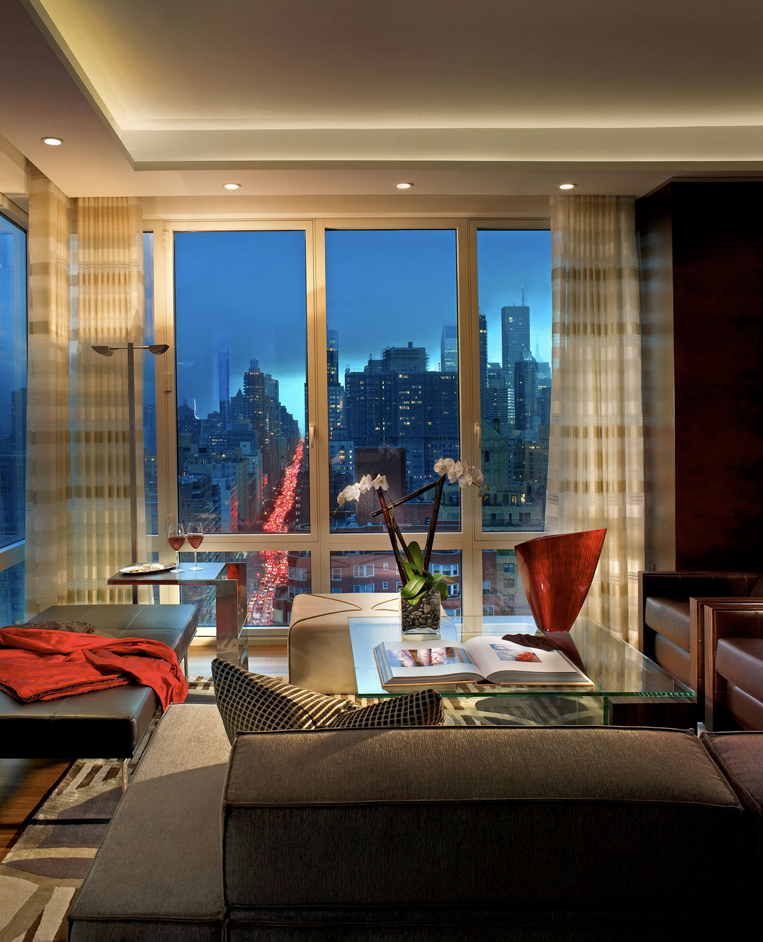 beautiful-view-of-city-skyline-from-modern-living-room-penthouse-apartment-New-York-with-cozy-seating-design-ideas.