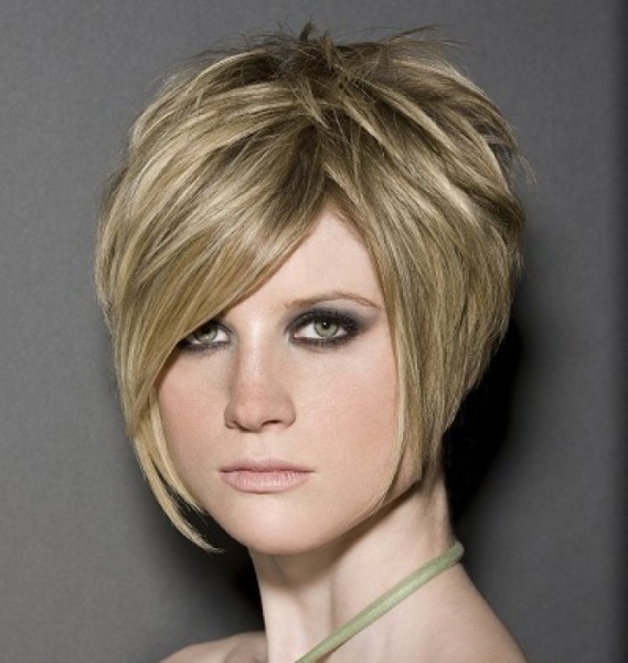 short-straight-blonde-hair-in-chic-polished-wedge-hairstyle.